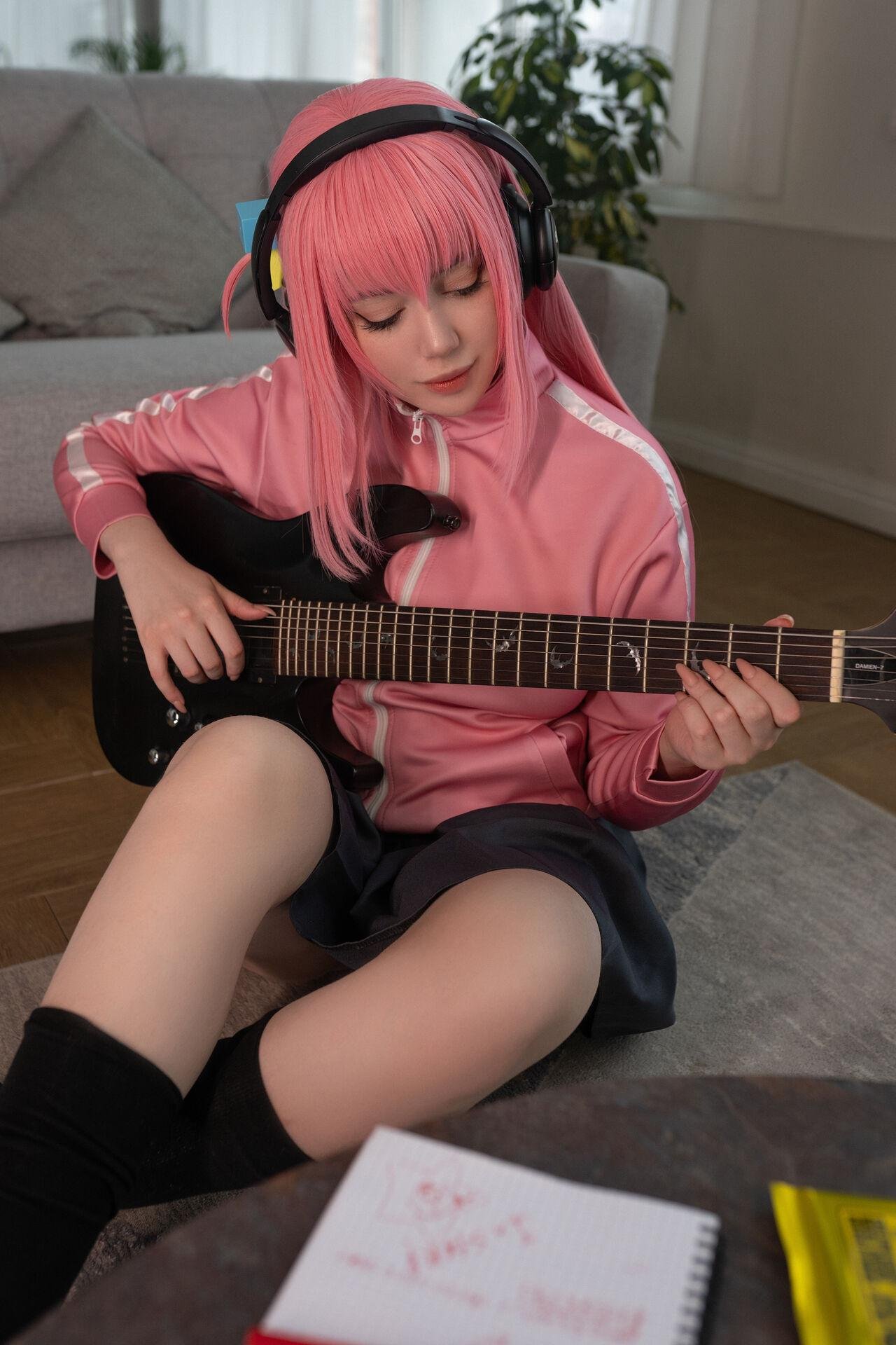 This sensual cosplayer from Bocchi the Rock! You'll love it This sensual cosplayer from Bocchi the Rock Youll love it